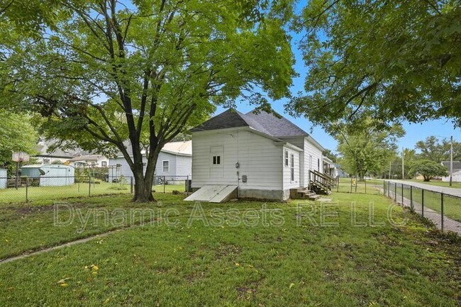 Building Photo - 816 W 3rd St