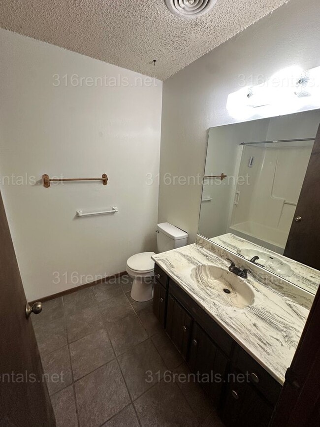 Building Photo - 379 E Marion Ct