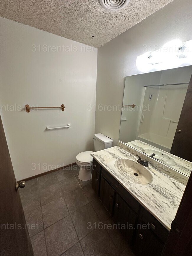 Building Photo - $850 - 2 bed 1 bath - Duplex