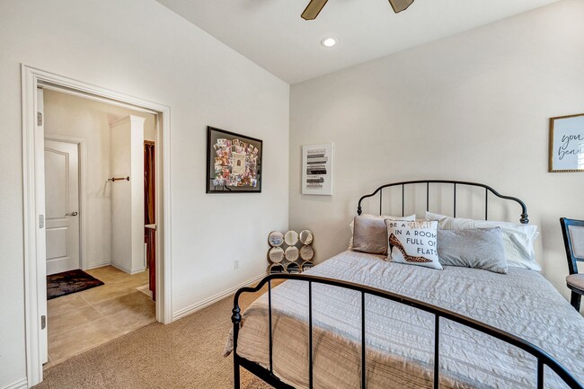 Building Photo - Gorgeous Townhome in The Villas of Hollytree!