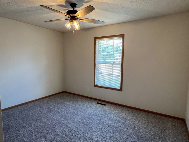 Building Photo - 3 Bedroom 2 Bathroom 2 CAR GARAGE