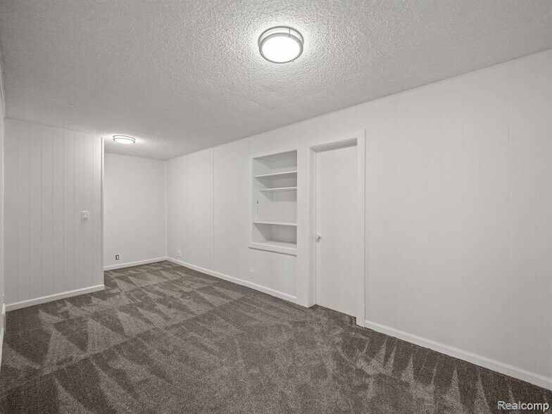 Building Photo - 1294 E Lake Dr