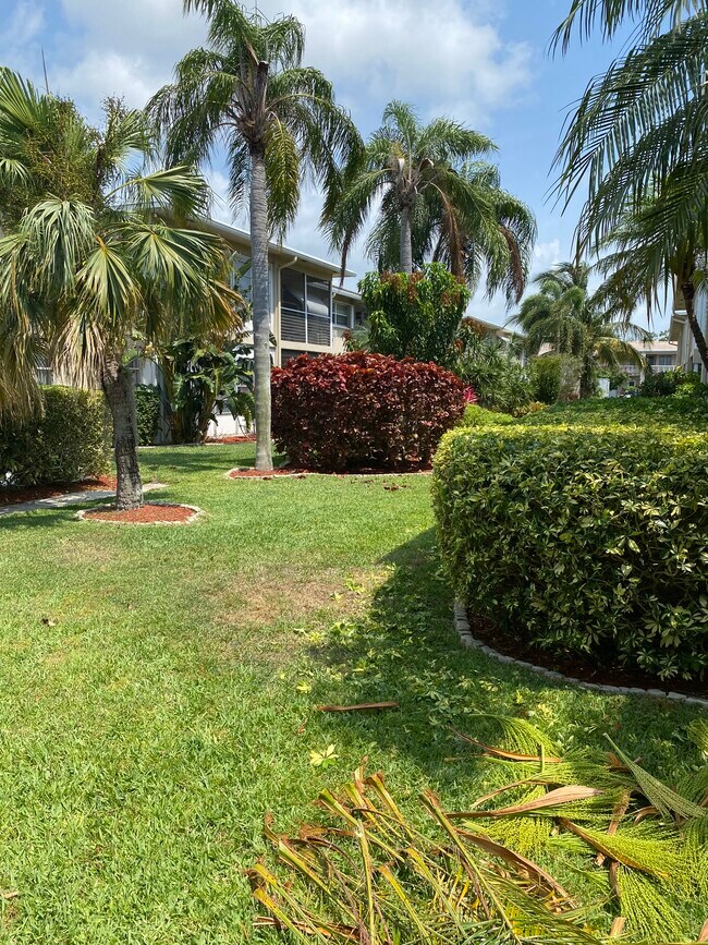 Building Photo - 2121 NE 42nd Ct