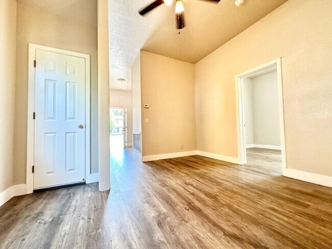 Building Photo - New Rate! Available June 2026! Plus 1/2 off 1 full month of rent! Newly updated, spacious 5 bedro...
