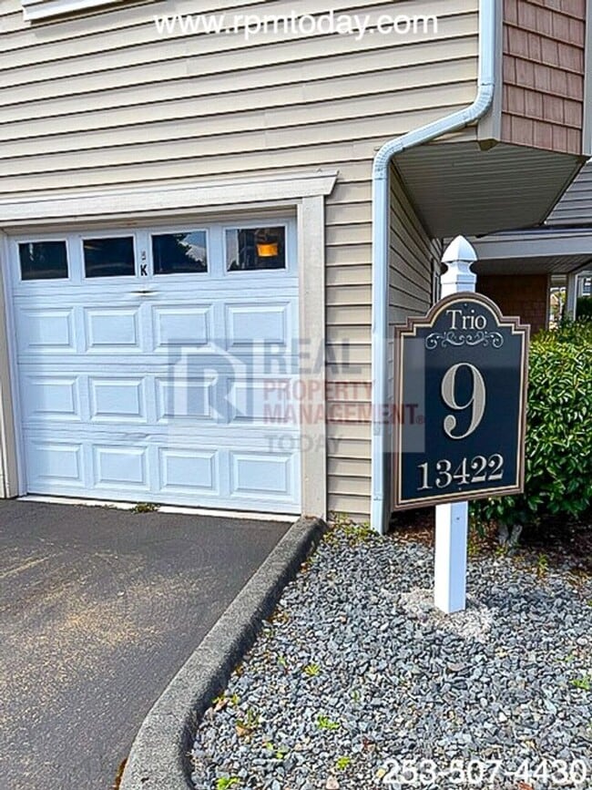 Building Photo - Stunning 2 Bedroom Condo With Garage!