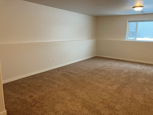 Building Photo - 4 Bed 3 Bath