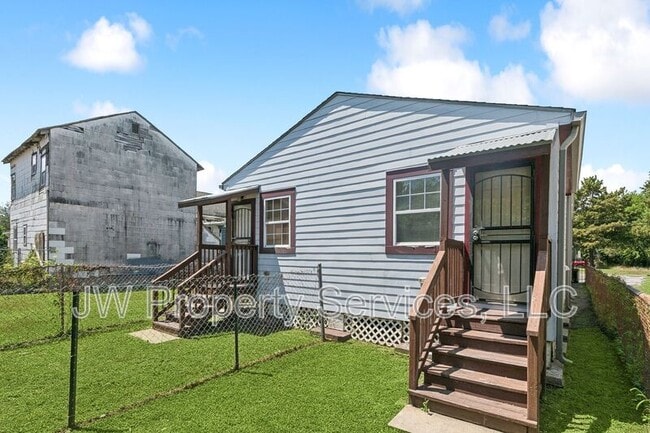 Building Photo - 2013 Almonaster Ave