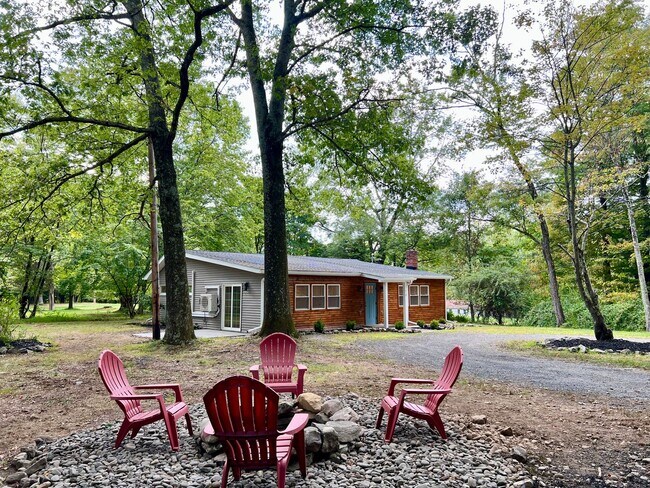 Building Photo - 10 Delson Ln