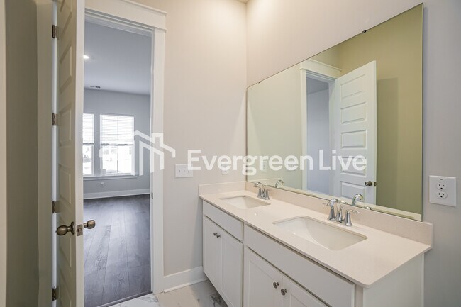 Building Photo - 130 Bloomsbury St