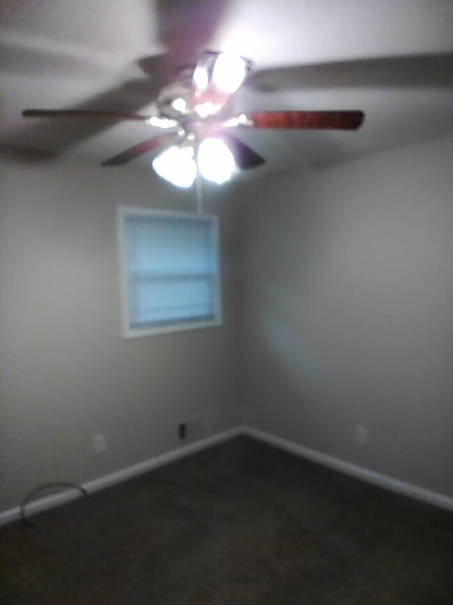 Building Photo - AMAZING 3 BEDROOM HOME MOVE IN READY ONLY ...