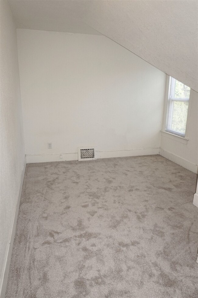 Building Photo - 5 bed / 2 bath + bonus room near universities $375/bedroom