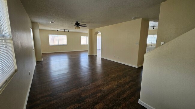 Building Photo - 5 Bed 3 Bath