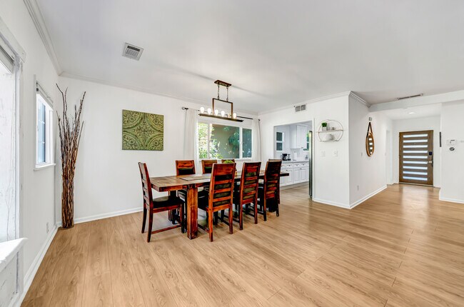 Building Photo - 7713 Oakdale Ave