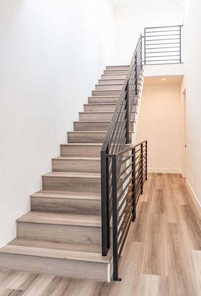 Building Photo - Beautiful Spacious Modern 3 Bedroom Townhome Available Now! - ONE MONTH FREE