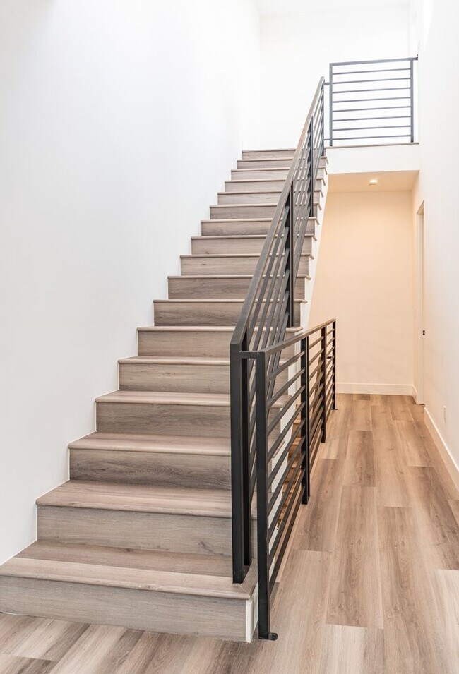 Building Photo - Beautiful Spacious Modern 3 Bedroom Townhome Available Now!