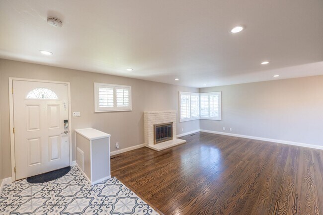 Building Photo - Amazing 4 bedroom home in one of Castro Valley's most desirable neighborhoods.  Owned solar!