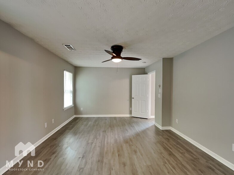 Building Photo - 2260 Valley Creek Dr