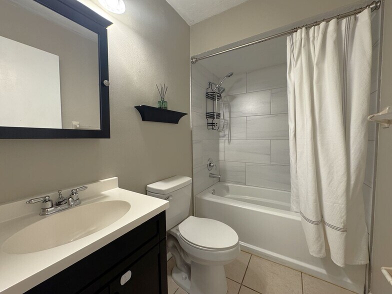 Building Photo - 2 Bedroom, 2 Bath Condo Available Soon!