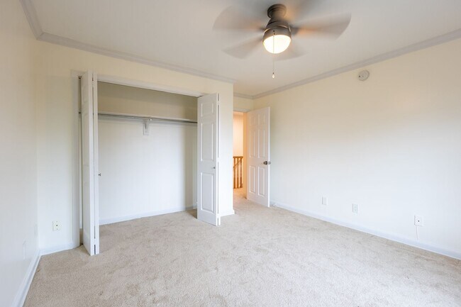 Building Photo - Charming 3 BR/2.5 BA 2-Level Condo in Cath...