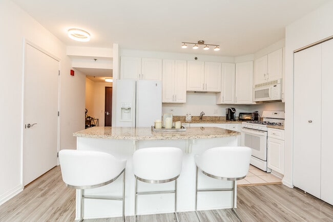 Building Photo - 33 W Ontario St