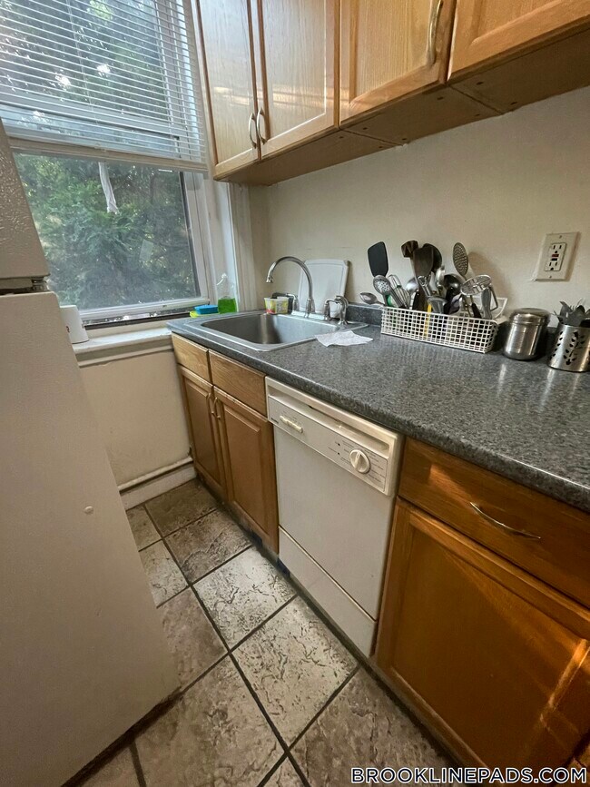 Building Photo - 352 Riverway