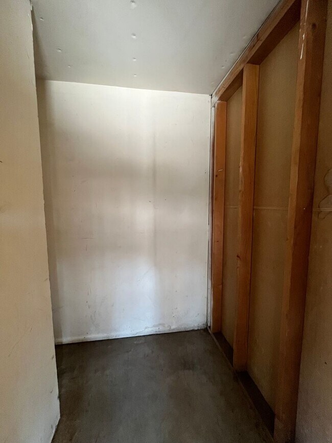 Building Photo - 4056