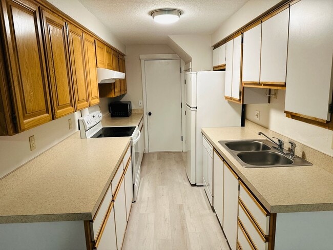 Building Photo - Charming Updated & Spacious Condo in a Peaceful Setting