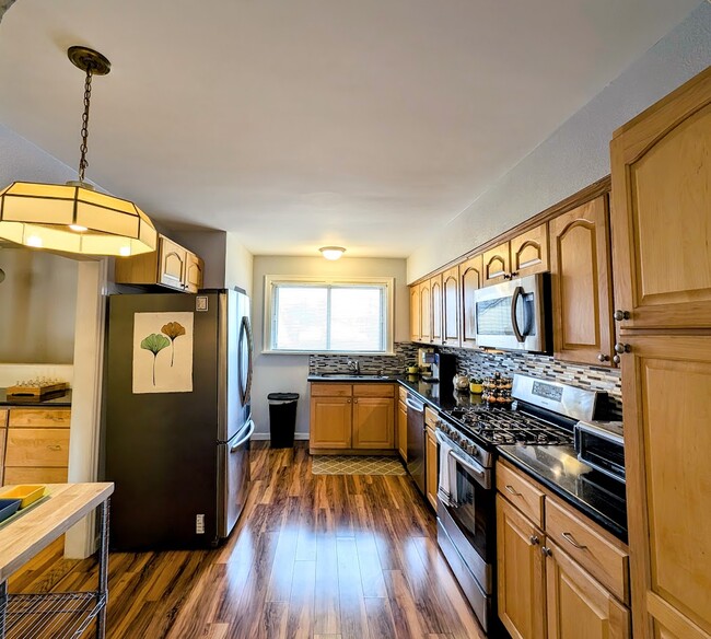 Beautiful full kitchen, with a Ninja Foodie 8 in 1 Air Fry Oven for your convenience. Toasts bread, - 3123 W 55th Ave