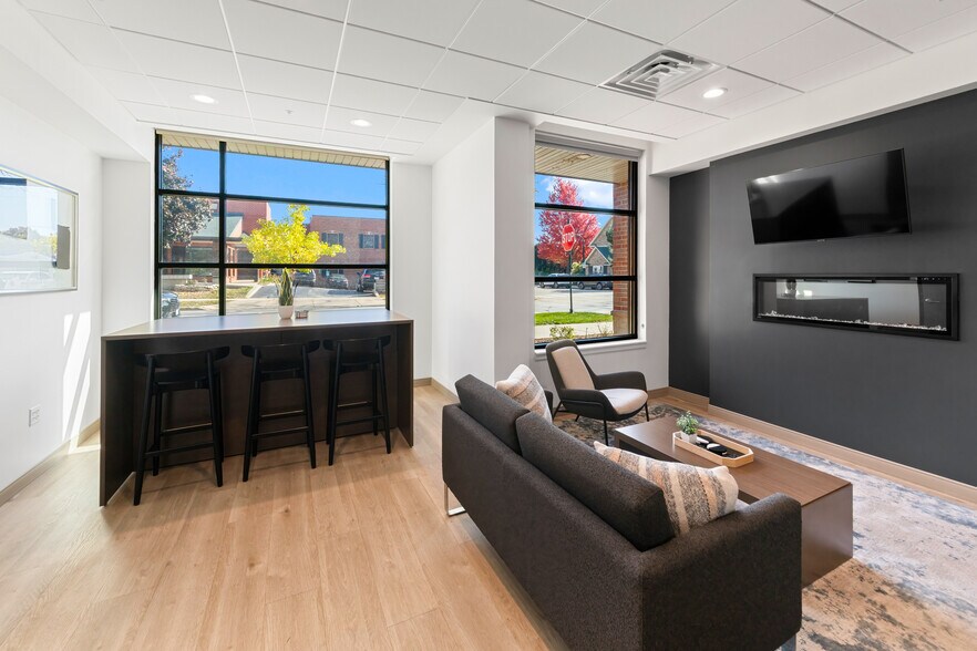 Building Photo - 2420 E Capitol Dr