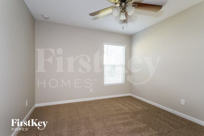 Building Photo - 714 SW Dalton Cir