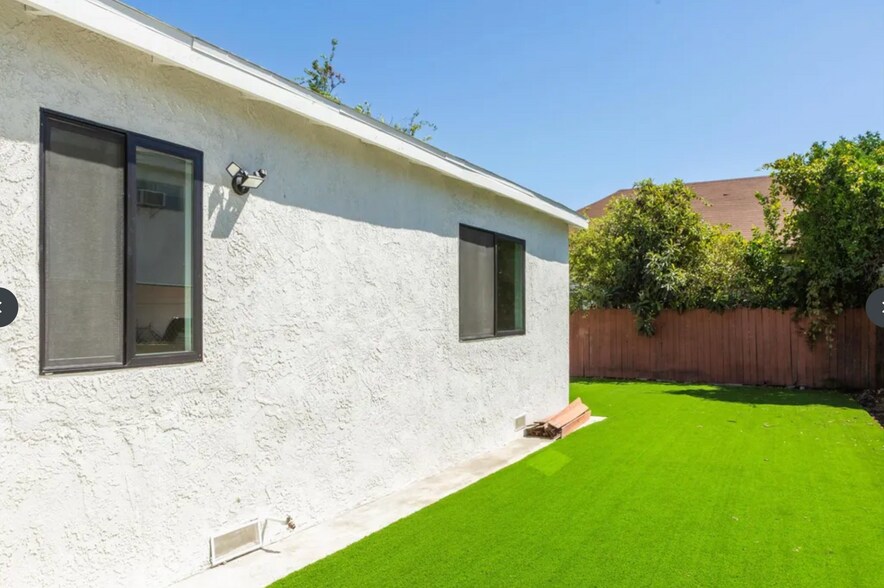 Spacious Bakyard with Turf - 3206 Darwin Ave