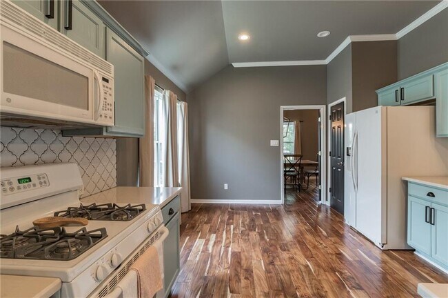 Building Photo - 403 Rosedale Blvd