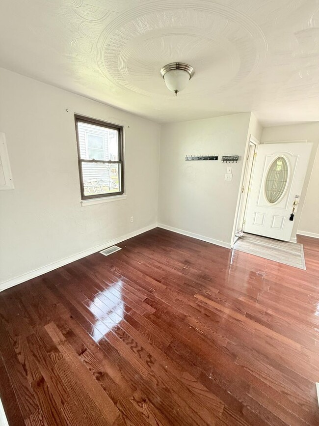 Building Photo - Updated 2BD 1BA house in McKeesport!