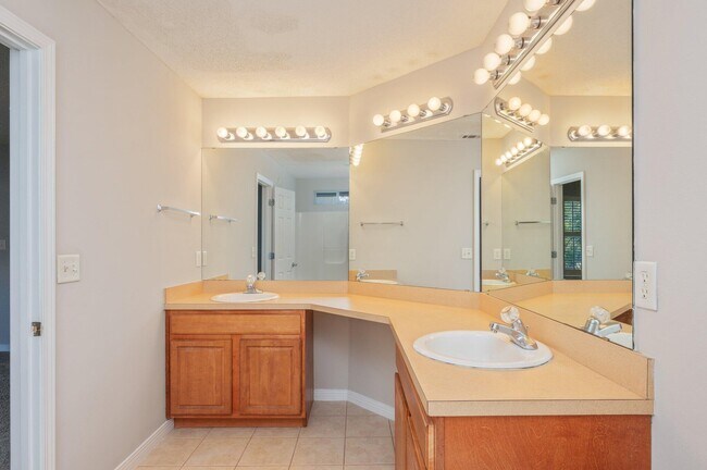 Building Photo - 546 Tikell Dr