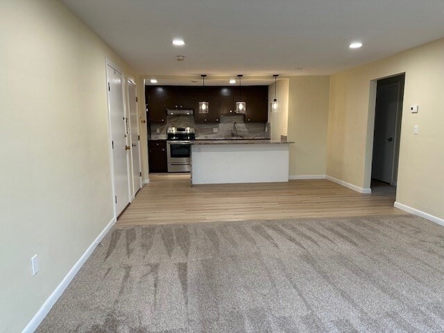 Building Photo - 12 Hallmark Gdns