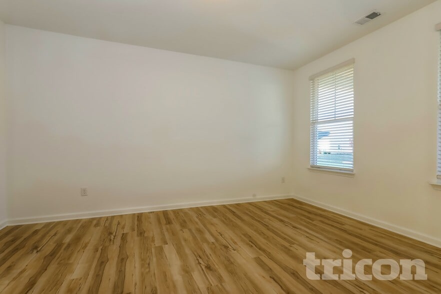 Building Photo - 132 Everett Sq