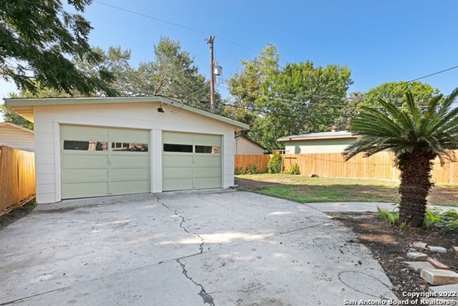 Building Photo - ~~COZY 3BD/2BA HOME! HIGHLANDS HIGH SCHOOL!!~~