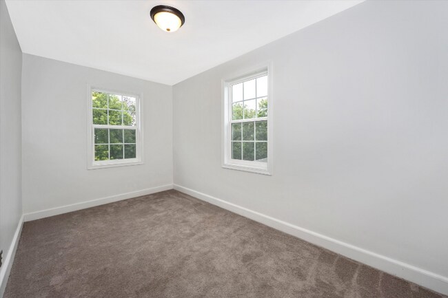 Building Photo - 628 Ingleside Ave