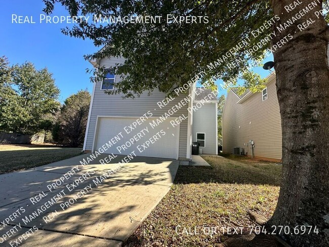 Building Photo - **MOVE IN CHRISTMAS SPECIAL!**Charming 4BR...