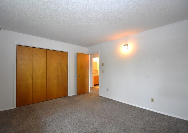 Building Photo - Spacious top floor! Close to downtown!