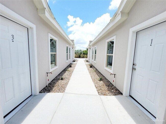 Building Photo - 14 Rosemary Dr