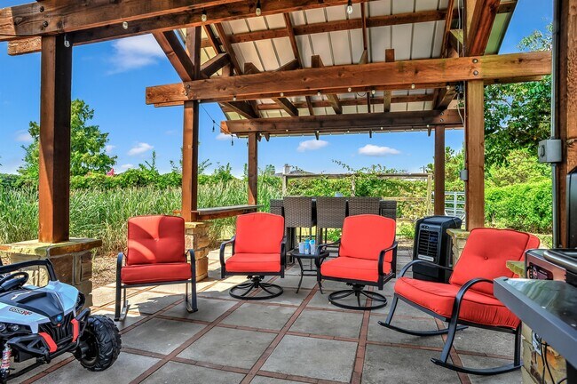 Building Photo - 105 Golden Rd