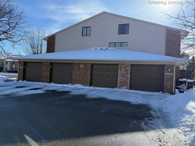 Building Photo - 6670 Maple Lakes Dr