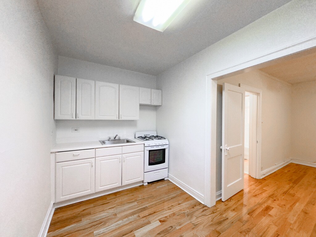 Building Photo - 545 W Wellington Ave