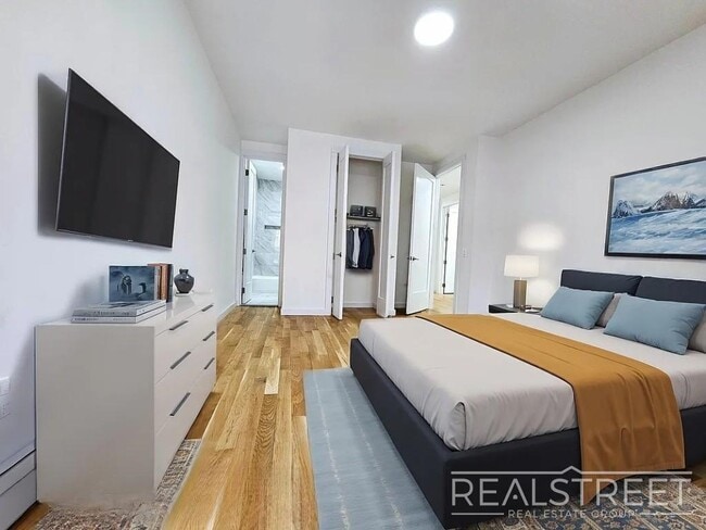 Building Photo - Massive 3,000+ Sq Ft 4BD/2BA Duplex with H...