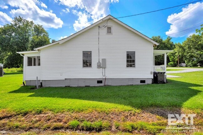 Building Photo - Newly Renovated 2 Bedroom 1 Bath in La Cro...