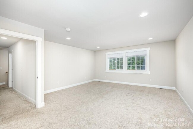 Building Photo - 2 Maple Vlg Ct