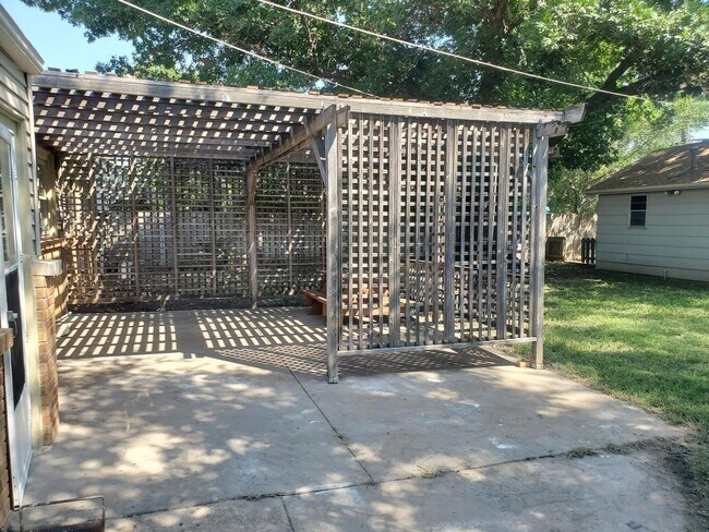 Building Photo - Single family home Recently renovated, mov...