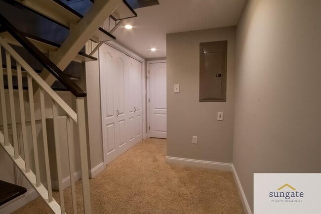 Building Photo - 509 S Curley St