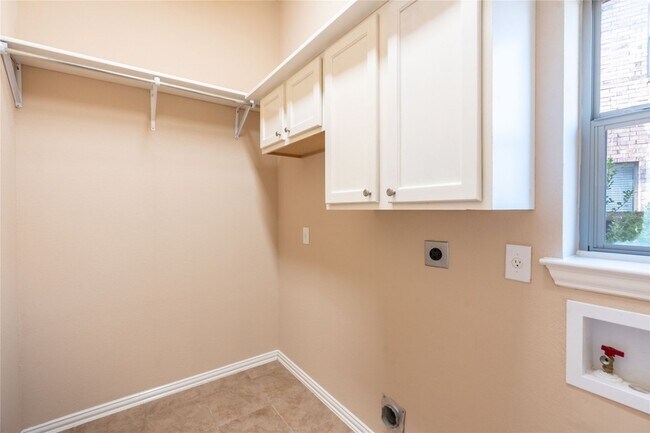 Building Photo - 2505 Vista Oaks Dr